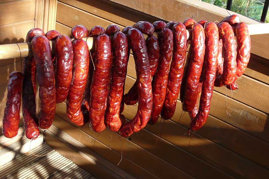 Wędzona kiełbasa z domowej wędzarni
