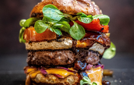 Burger z grilla – soczysty, aromatyczny i... z awokado? Czas na nową wersję klasyka!