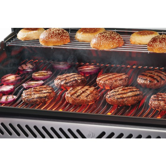 Grill gazowy Napoleon Rogue Pro 625 RPS525RSIBPSS-2 z hamburgerami